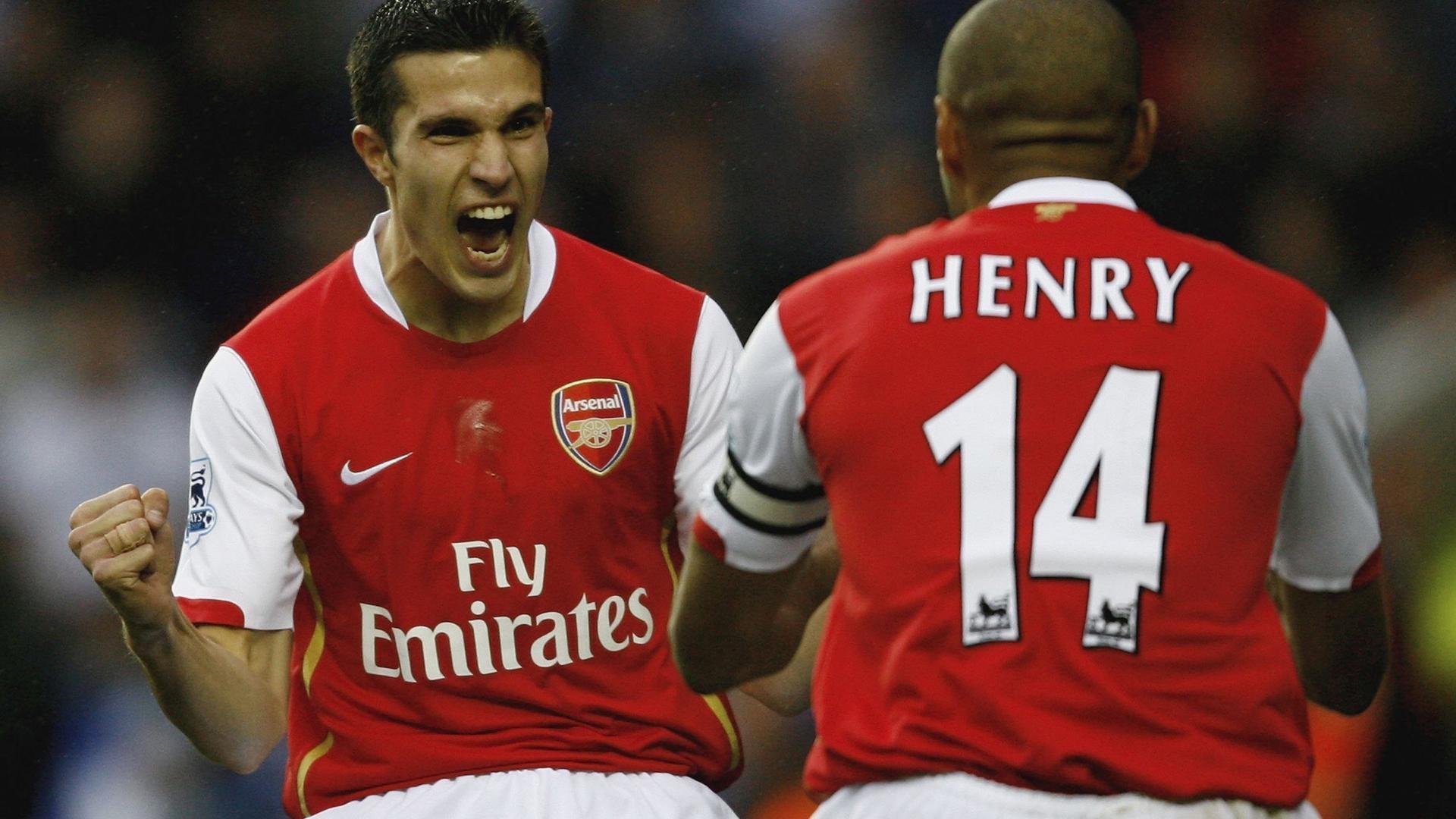 德甲激烈，教练强调战术应用，德甲球员撞教练